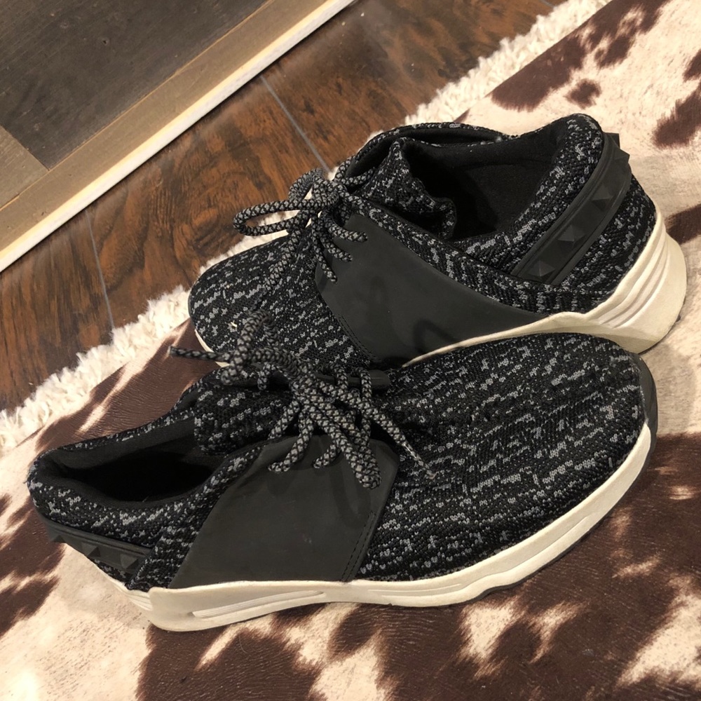 Tennis shoes